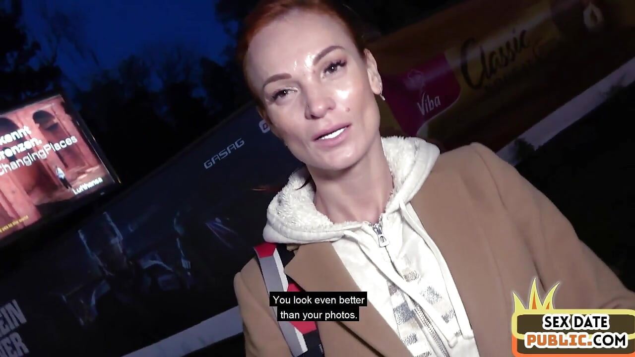 Halka açık amatör kızıl saçlı sıska orta yaşlı seksi kadın açık havada sikiliyor