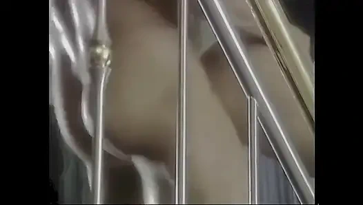 Hanımefendi bunu merdivenlerde yapmayı seviyor