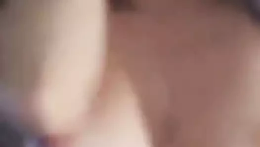 Arkadaşım beni sert ve derinden beceriyor, çığlıklarımı kontrol edemiyorum