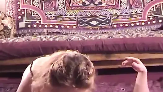 Sarışın hatun iki büyük yarakla sikiliyor