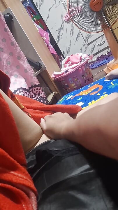 Orgazm olana kadar karısını parmakladı