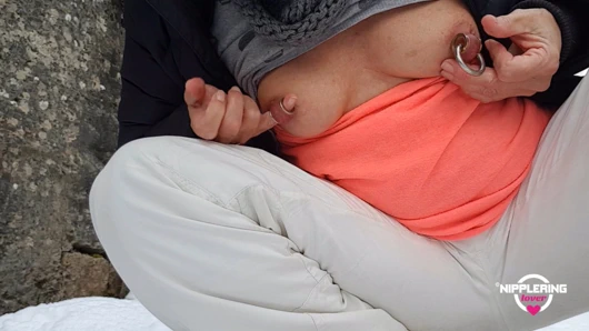 Nippleringlover – milf (orta yaşlı kadin) işemek ve karda açık havada büyük deldi meme uçları ile oynamak