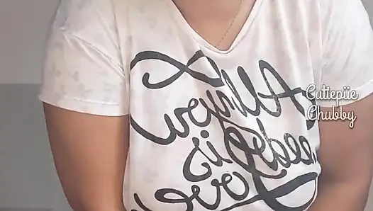 İri güzel kadın dildoya işiyor ve fışkırtıyor