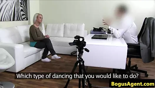 döküm euro amatör pussyfucked üzerinde kanepe