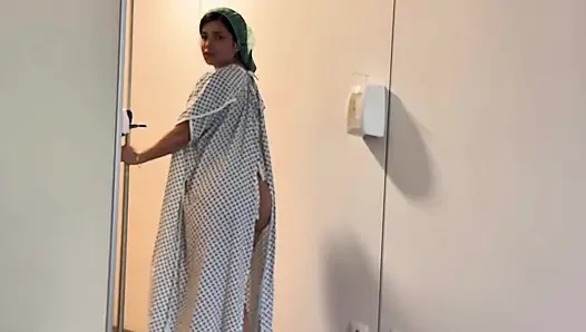 Hastanede bir hastayı sikiyor ve dölleniyor