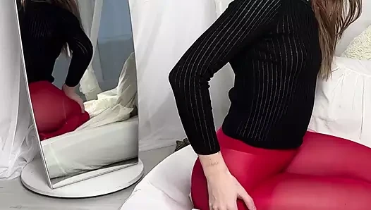 Külotsuz sıkı kırmızı taytla esnetiliyor