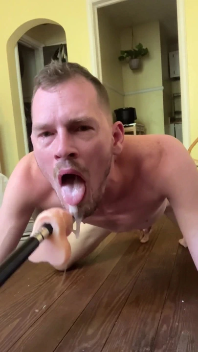 "İbne ağzı tıkanıyor ve derin gırtlağına tükürüyor dildo" dan paylaşmalı an