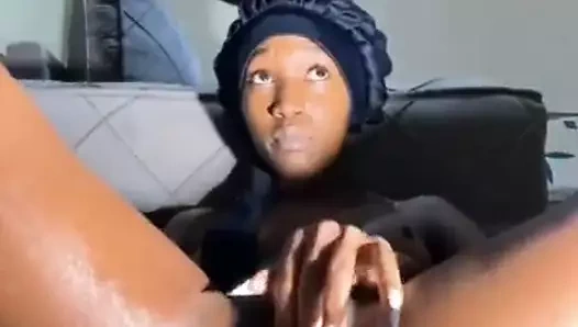 Tatlı yumuşak ıslak amcıkla mastürbasyon yapıyor