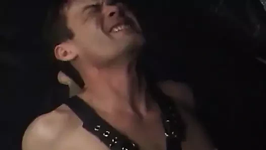 Adam büyük yarağı ereksiyon için boğazladıktan sonra iyice götten sikiliyor