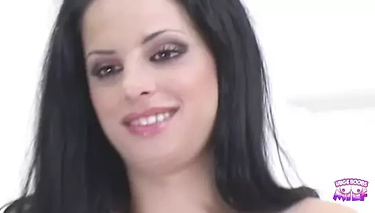 Sevimli bir esmer sikişmek ve yüzüne boşalmak için aldı