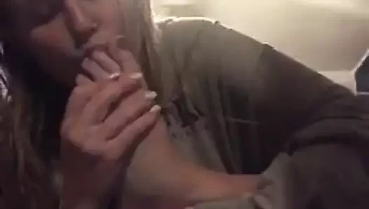 Jessica ayaklarına tapıyor