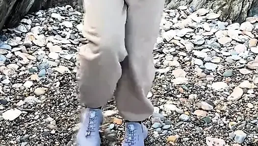 Çaresiz kızın plajda çiş derlemesi