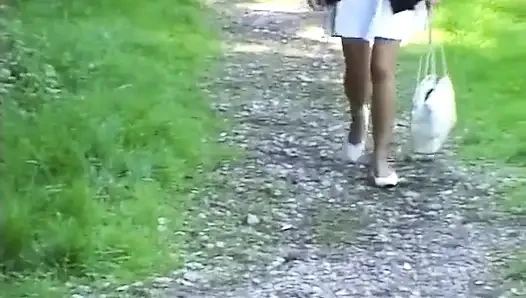 Çimlerde sidik pantolon