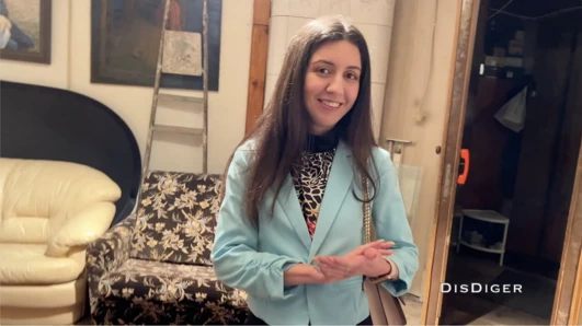 Tiyatroda mütevazı bir kızı aldı ve bir sanat galerisinde seks için boşandı