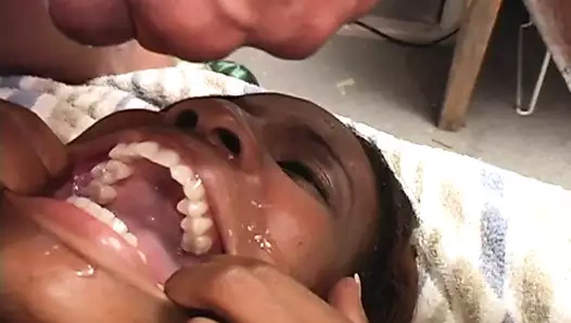 Güzel ateşli zenci bayan armani büyük yarak zevk alıyor