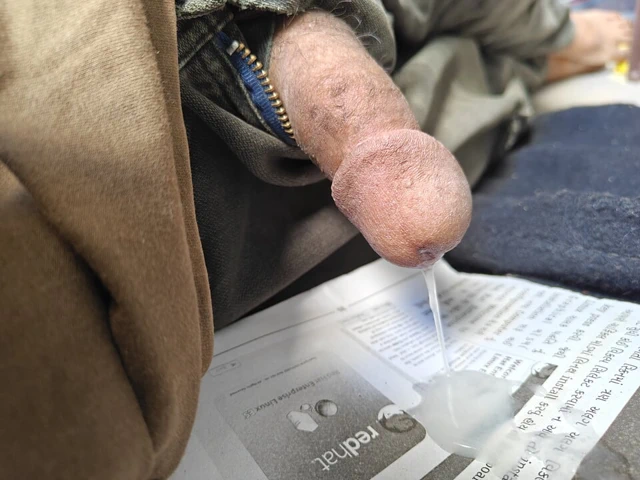 Boşalana kadar kız arkadaşların sulu amcığını düşünerek sert mastürbasyon yapıyorum