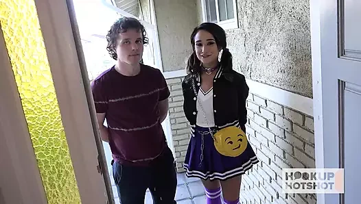 Genç sürtük Isabella Nice sert bir yarağı götüne çiğ alıyor!