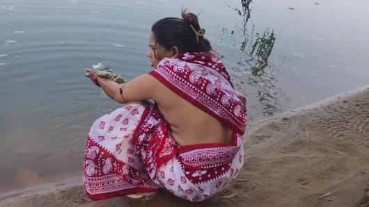 Hintli köylü evli kadın açık alanda nehirde banyo yapıyor