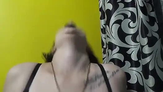 Siyah dudaklı Fransız yakın çekim öpüşüyor ve biniyor