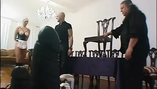 Aşağılayıcı ağda yapay penisle oynuyor