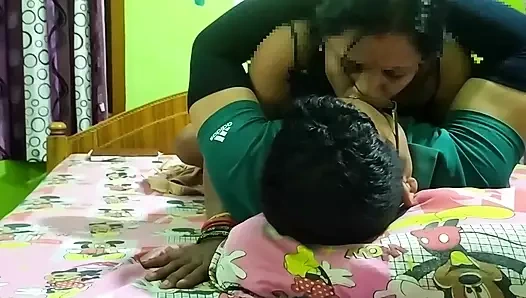 Hintli güzel kadın tanga ve iç çamaşırlı amından sert seks yapıyor ve fışkırtıyor