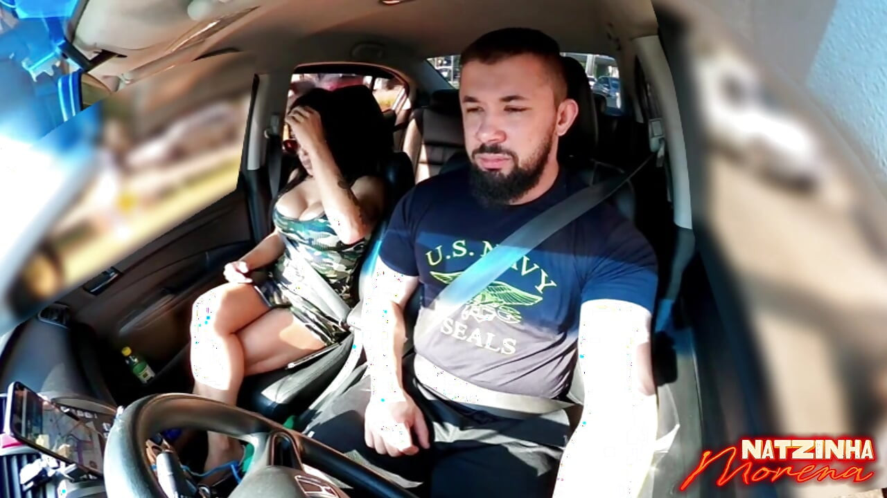 Trafikte oral seks: Esmer göğüslerini gösteriyor ve arabadaki her şeyi emiyor