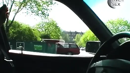 Bebek gibi kız arabada ıslak amcığını mavi dildoyla sikiyor