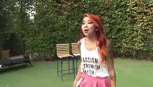 Kızıl saçlı Asyalı genç kız teenis kortunda lezbo seksinin tadını çıkarıyor