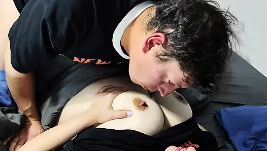 Karımın büyük göğüsleri, ben de vajinasını yalıyorum