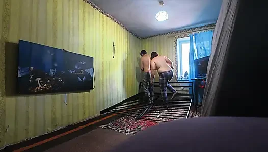 Kamera arkası, kesilmemiş. Yeni bir seks yatağı inşa ediyoruz