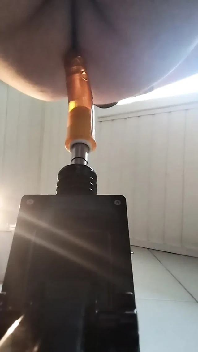 Dildo ıslak deliğimi sikiyor