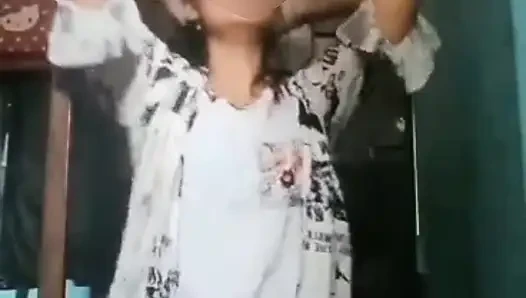 Sadhona odasında çıplak dans ediyor