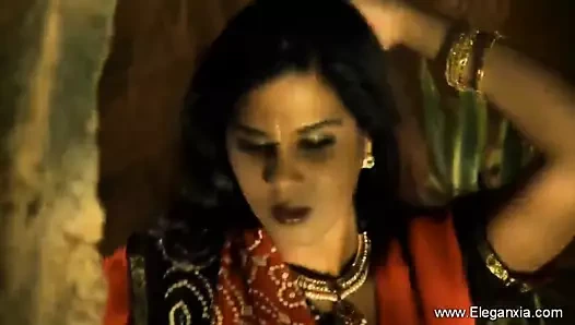 Hintli orta yaşlı seksi kadın egzotik sevgilisi