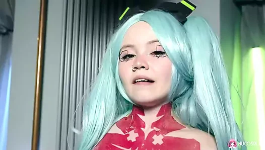 Rebecca Nikson anime cosplay'de bize muhteşem göğüslerini gösteriyor