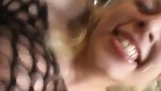 Mutlu bir şekilde gülerek, meme uçlarının çekilmesine izin veriyor