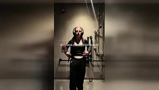 Едва достигаемую совершеннолетия девушку жестко пальцами во время живой трансляции с ТикТок!