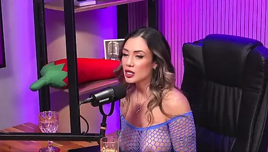 Mükemmel vücutlu ve kıvırcık saçlı genç latin edepsizce konuşuyor