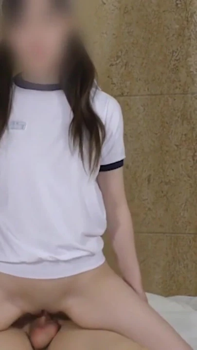 Обязательный для просмотра момент от "Домашнее видео: 18-летняя миниатюрная азиатская крошка наслаждается горячей спермой внутри ее киски"