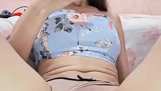 Ateşli esmer hatun mükemmel küçük amcığını parmaklarken fışkırtıyor