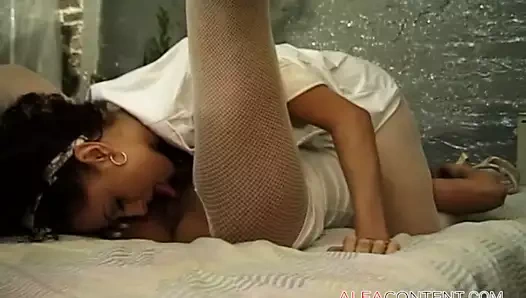 Seksi lezbiyen kızlar yatakta oynuyor