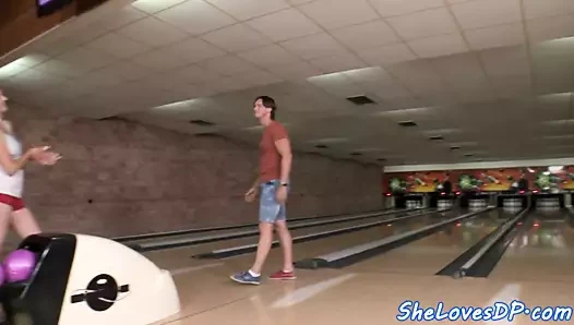Bigass bebeğim dövülerek sonra bowling