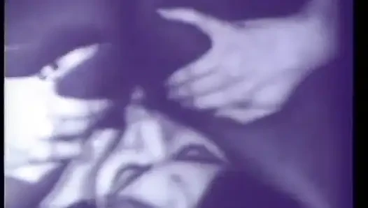 Azgın siyah beyaz orta yaşlı seksi kadın ve takma yarak dildo ile klasik üçlü grup seks (ses yok ama müzik)