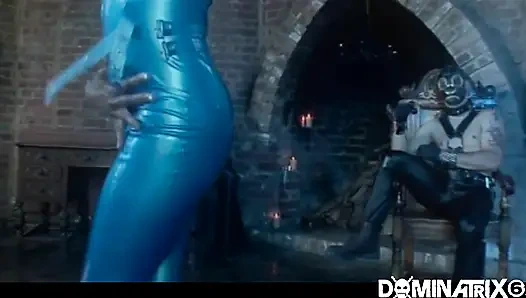 Köle sürtük sert cezalandırılıyor ve sikiliyor!