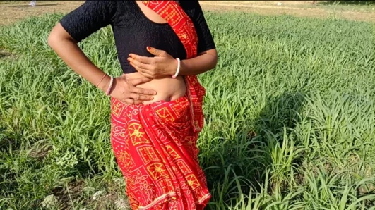 The beautiful sister-in-law of the desi village is yearning for sex with her slender waist in the field with her fingers in her beautiful pussy, showing her brother-in-law her brother-in-law.