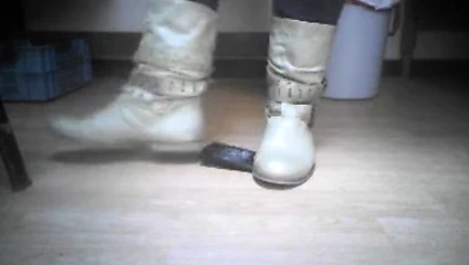 Çizmeler telefonu ezdi