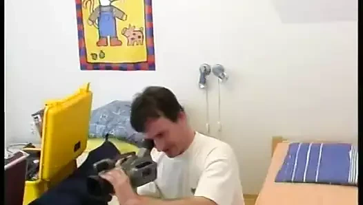 18 yaşındaki Elisa üvey annesinin ateşli seks kasetini buluyor