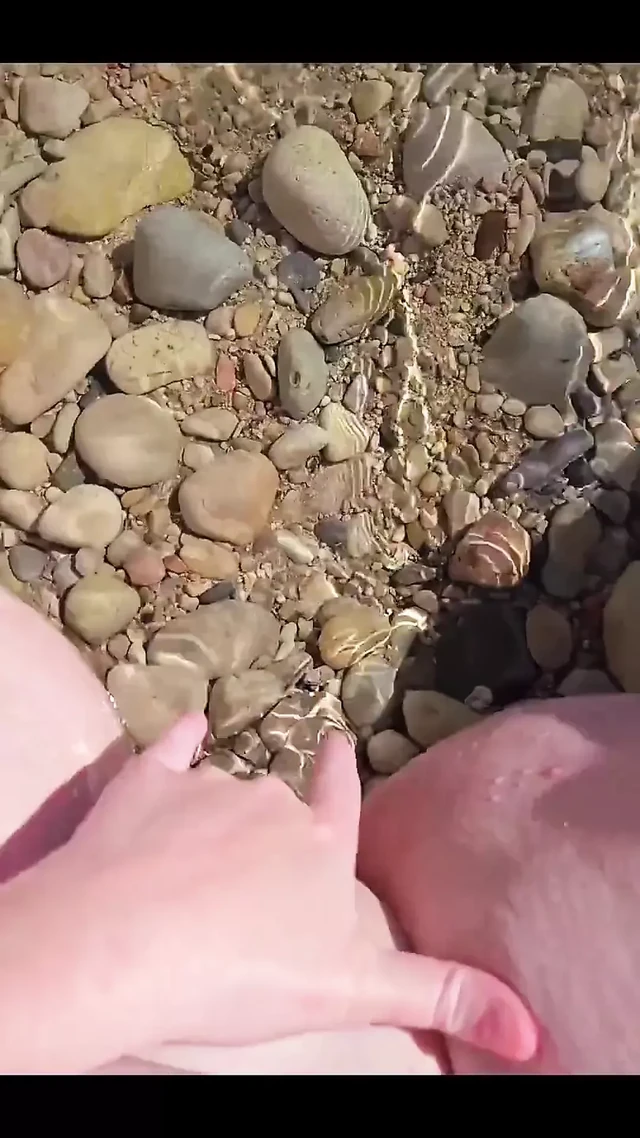 Сделал это видео на нудистском пляже в Испании. Обожаю играть с моей киской в местах