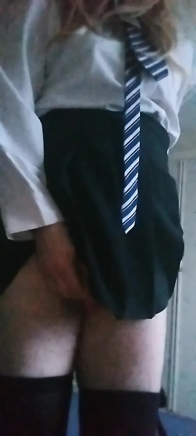 Üniversiteli kız Cindy üniformalı boşalıyor