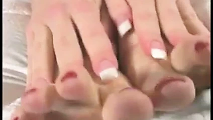 Ateşli sarışın ayaklarını gösteriyor