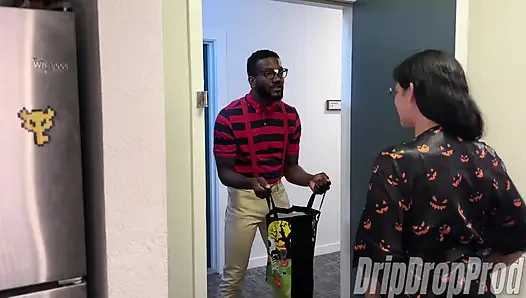 Damla damlayan psilo siren cadılar bayramında büyük zenci yarağı tarafından sikilmeyi seviyor!!